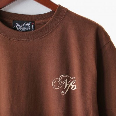 画像1: 【NEWFUNK】Script TEE (Brown)